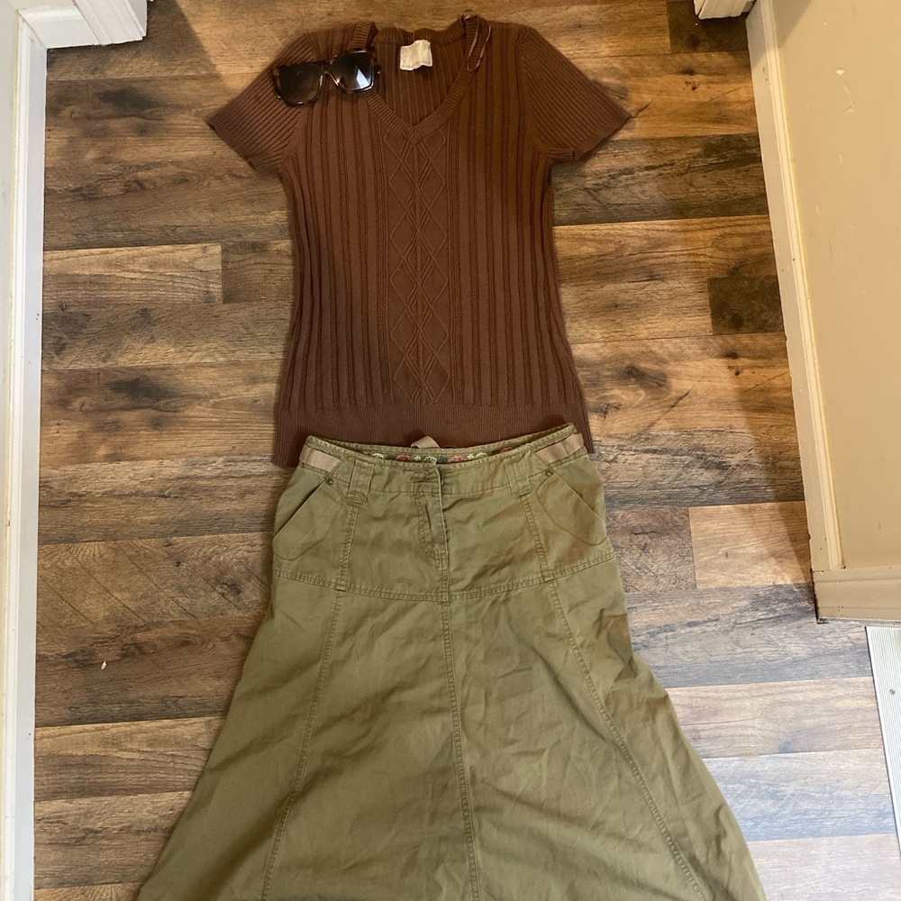 Brown Knit short sleeve sweater with v neckline